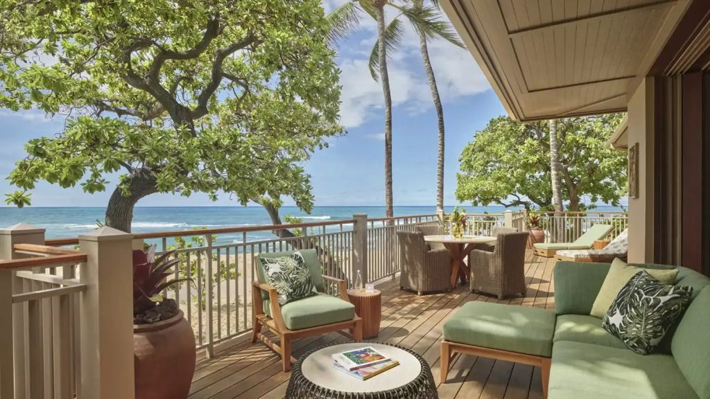 Private Terrasse mit Sitzbereich und Meerblick im Four Seasons Resort Hualalai