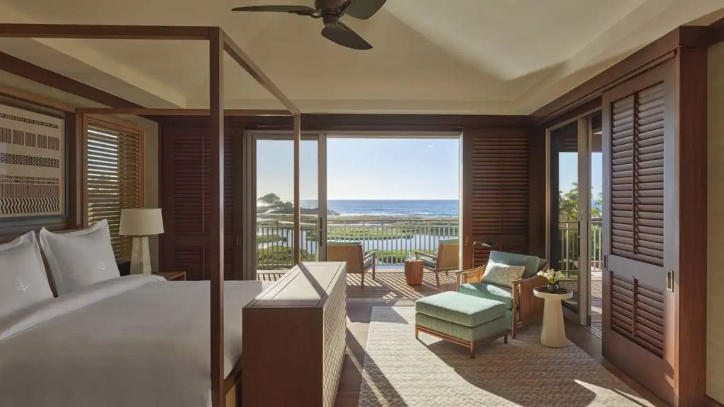 Luxuriöses Schlafzimmer mit Meerblick und Himmelbett im Four Seasons Resort Hualalai.
