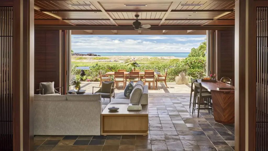 Wohnbereich mit offener Terrasse und Meerblick im Four Seasons Resort Hualalai.
