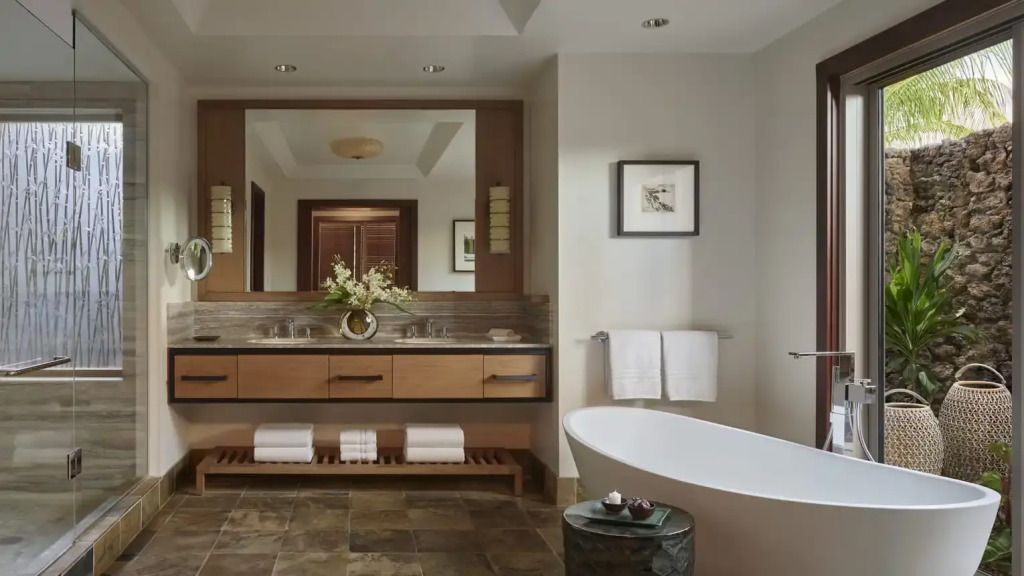Elegantes Badezimmer mit freistehender Badewanne im Four Seasons Resort Hualalai.
