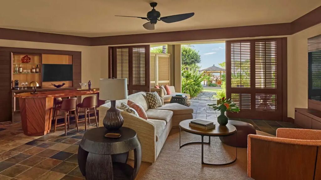 Geräumiges Wohnzimmer der Suite mit modernem Dekor und Zugang zur Terrasse