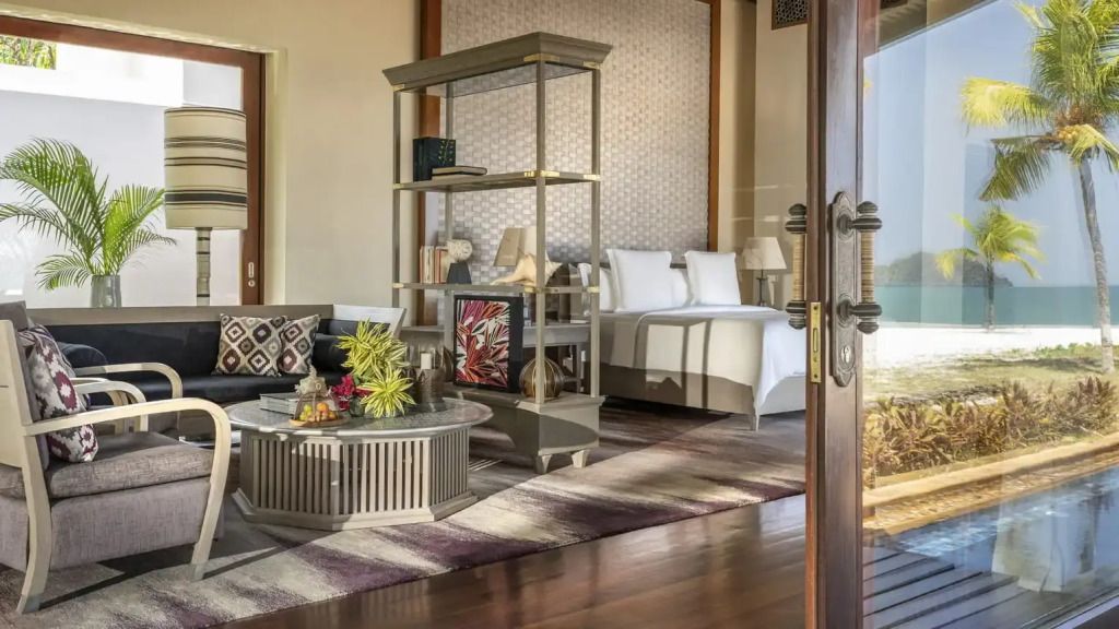 Geräumige Villa mit modernem Design, Doppelbett, Regal und gemütlichen Sitzmöbeln