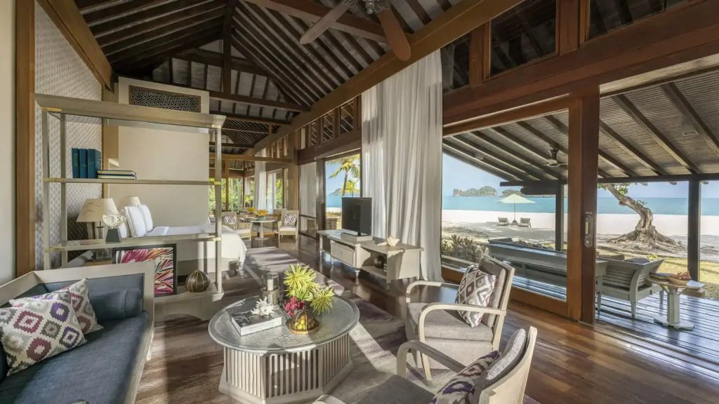 Villa mit Blick auf den Strand, großem Wohnbereich, Holzakzenten und hochwertigen Möbeln