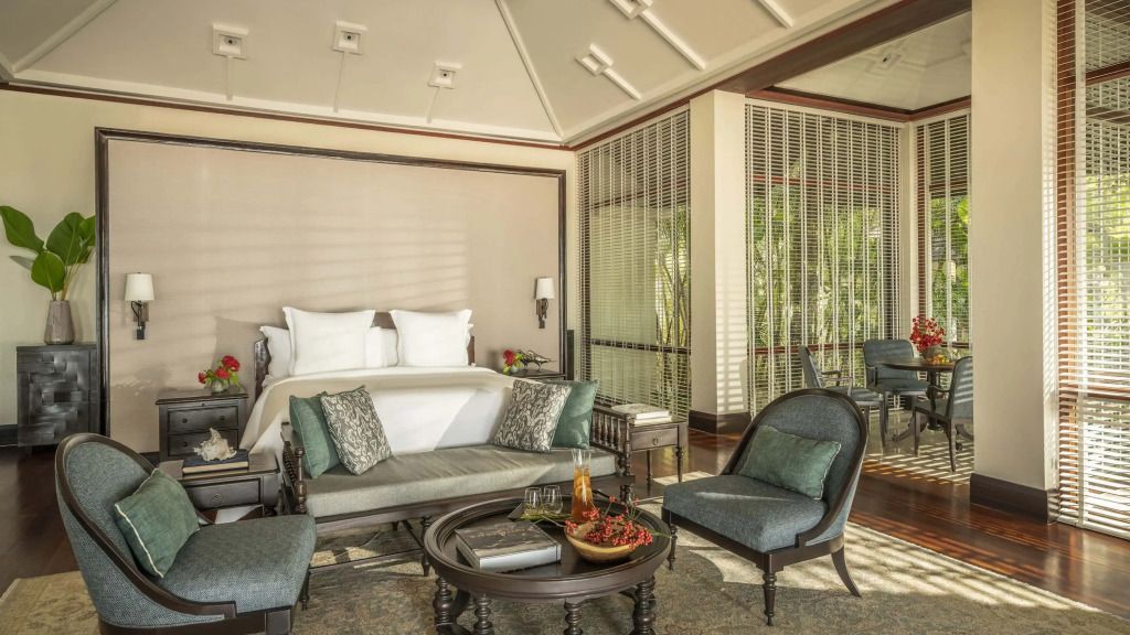 Elegante Beach Villa mit stilvoller Einrichtung und gemütlicher Sitzecke im Four Seasons Resort Langkawi.
