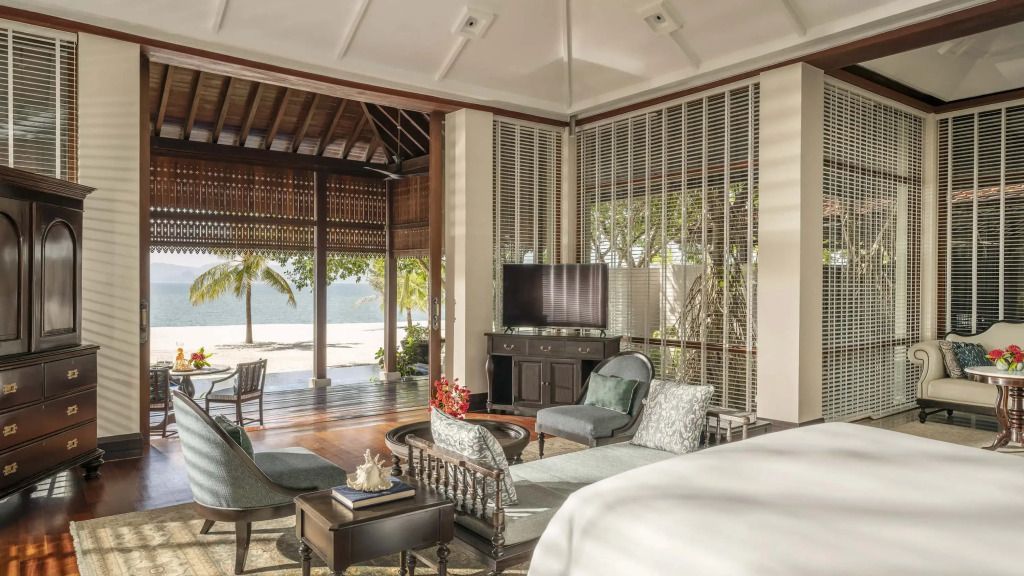 Luxuriöse Beach Villa mit Blick auf den Strand und einen Fernseher in der Sitzecke im Four Seasons Resort Langkawi.
