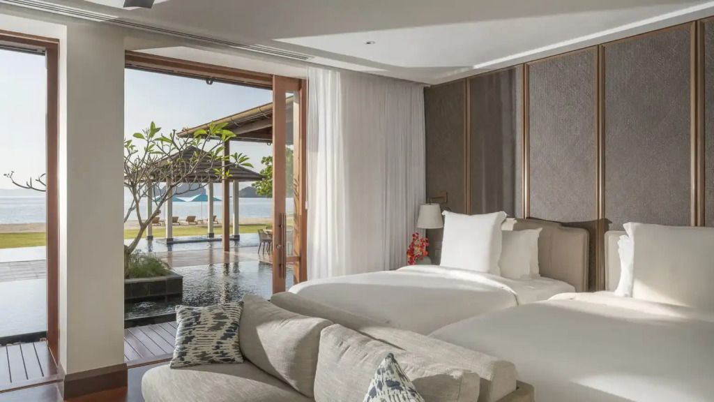 Luxuriöses Schlafzimmer der Villa mit Poolblick und offener Terrasse
