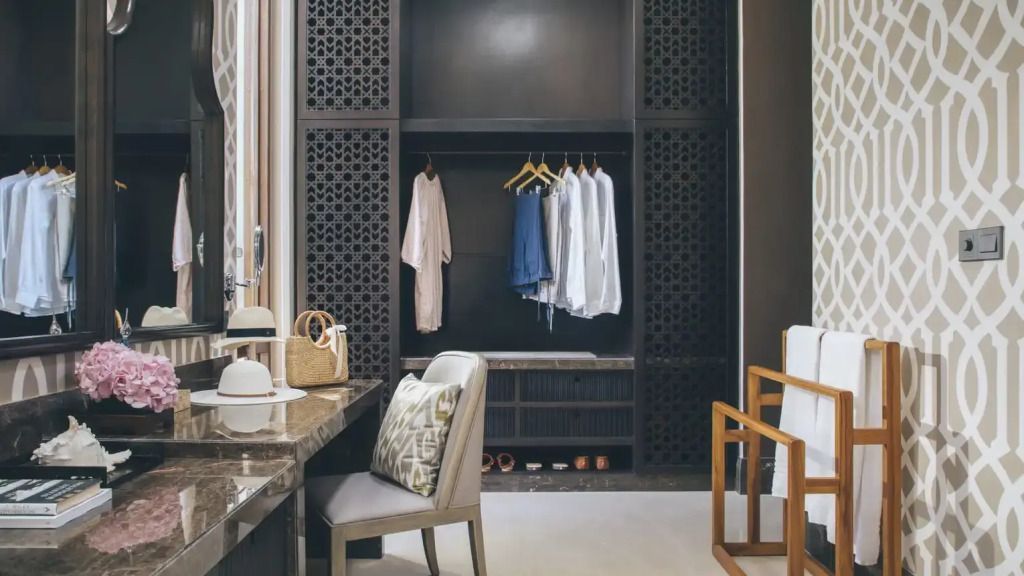 Eleganter Kleiderschrank mit Spiegel und Ankleidebereich