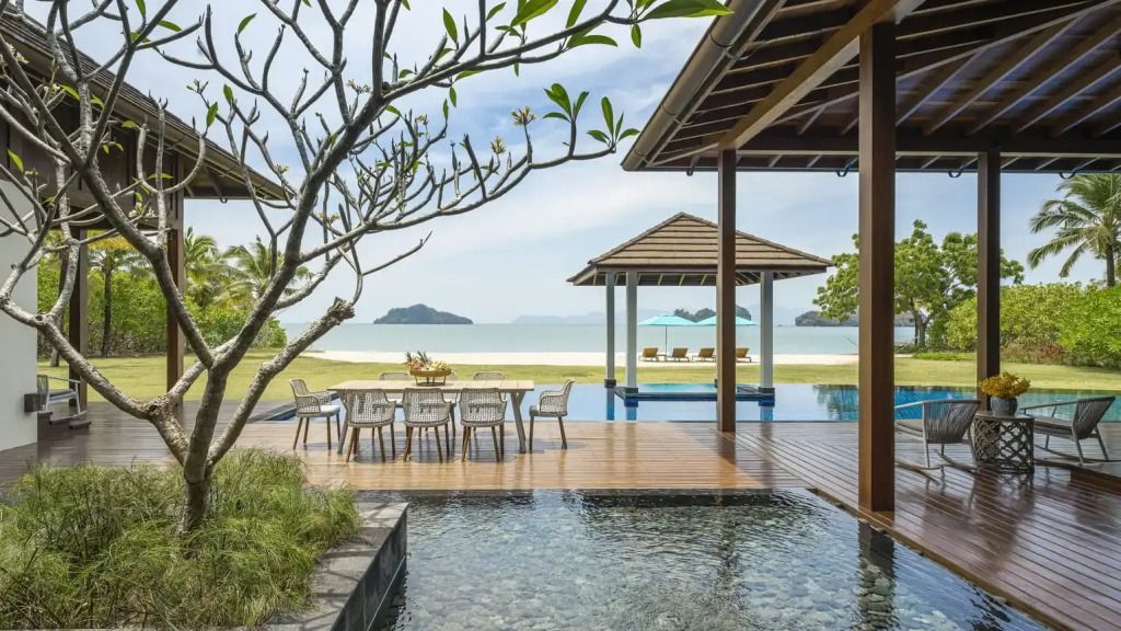 Private Terrasse der Villa mit Pool und Meerblick