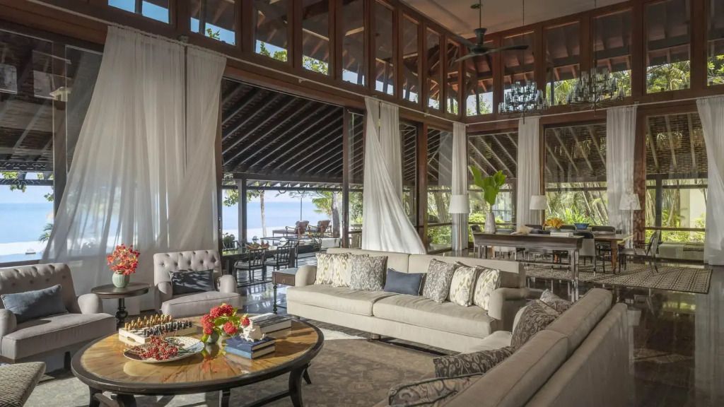 Luxuriöses Wohnzimmer in einer Villa mit großen Fenstern und Meeresblick