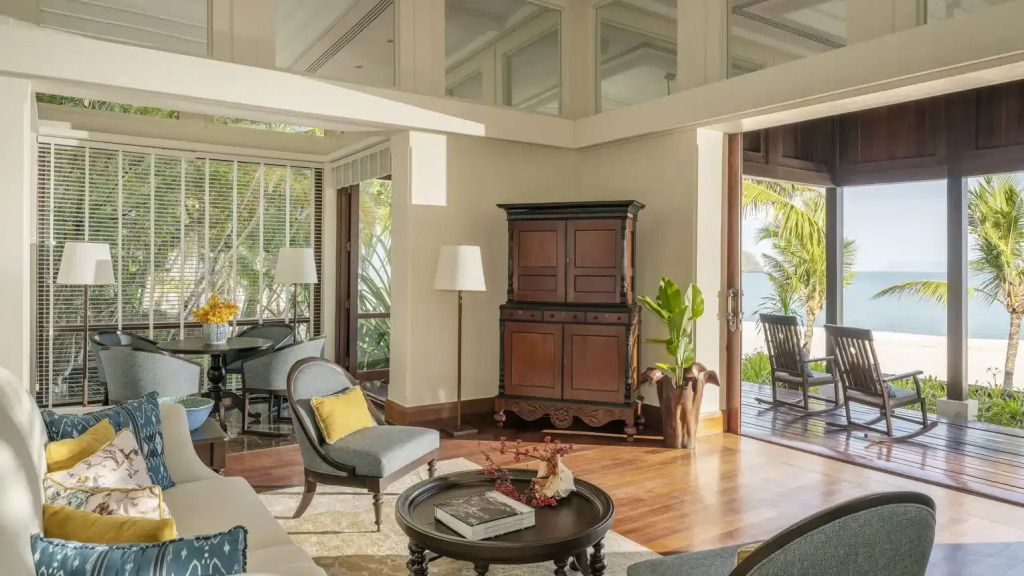 Eleganter Wohnbereich einer Villa mit Holzmöbeln und Zugang zur Terrasse