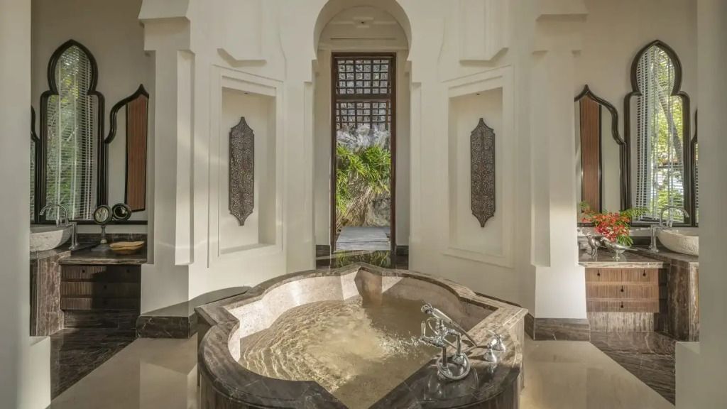 Luxuriöses Badezimmer mit freistehender Marmorbadewanne und dekorativen Wänden