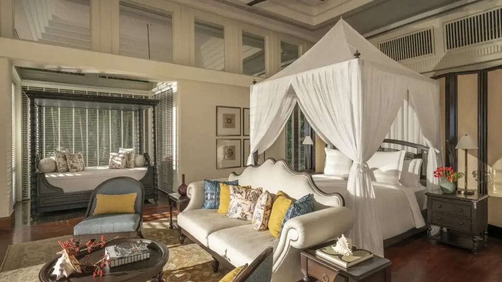 Geräumiges Schlafzimmer mit Himmelbett und stilvoller Einrichtung in der Royal Vierer Beach Villa