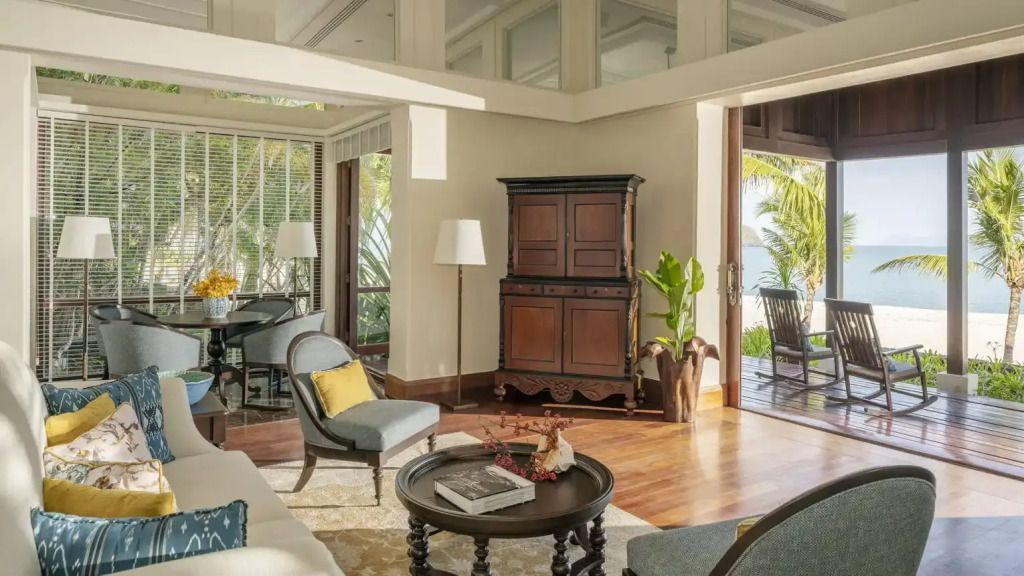 Heller Wohnraum mit antikem Mobiliar und Zugang zur Terrasse in der Villa