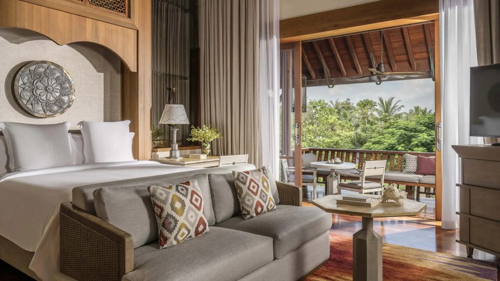 Gemütliches Wohnzimmer mit Blick auf den Balkon und Garten im Four Seasons Resort Langkawi.