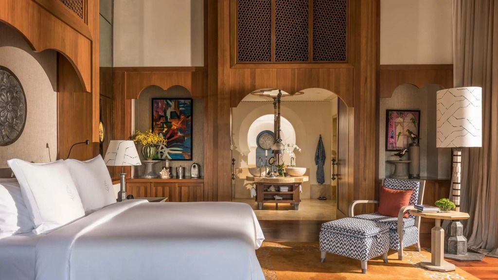 Elegantes Schlafzimmer mit Kunstwerken und Holzakzenten im Four Seasons Resort Langkawi.