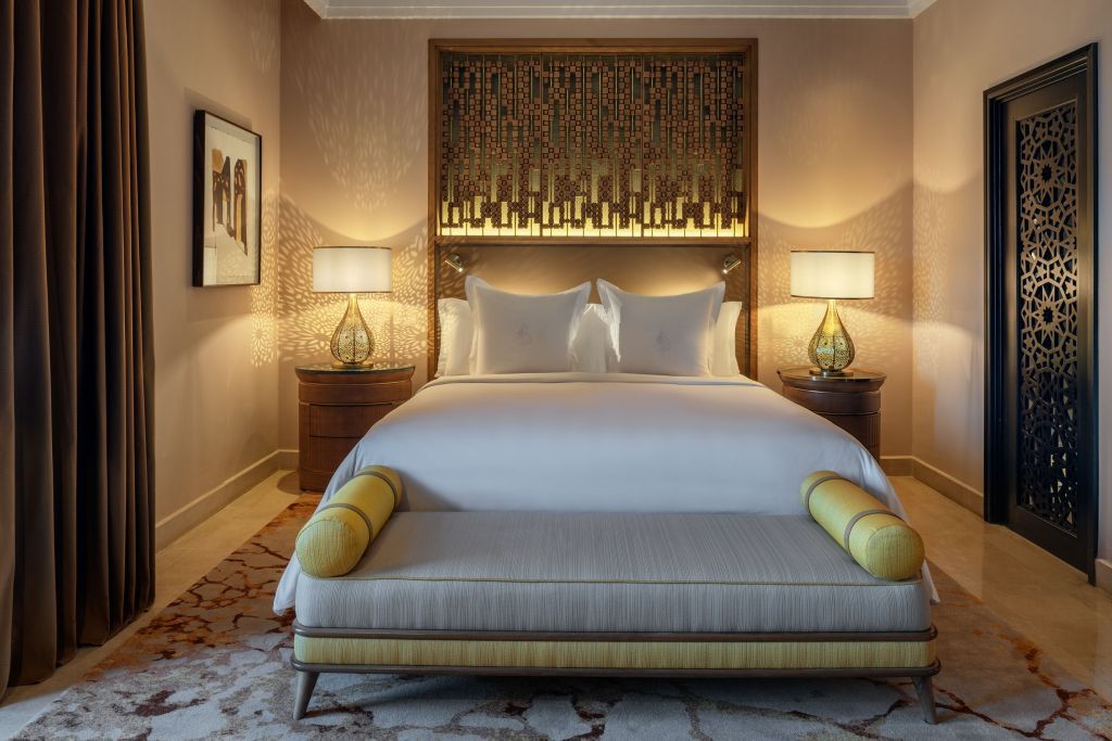 Luxuriöses Doppelzimmer mit eleganter Bettwäsche und stilvoller Beleuchtung