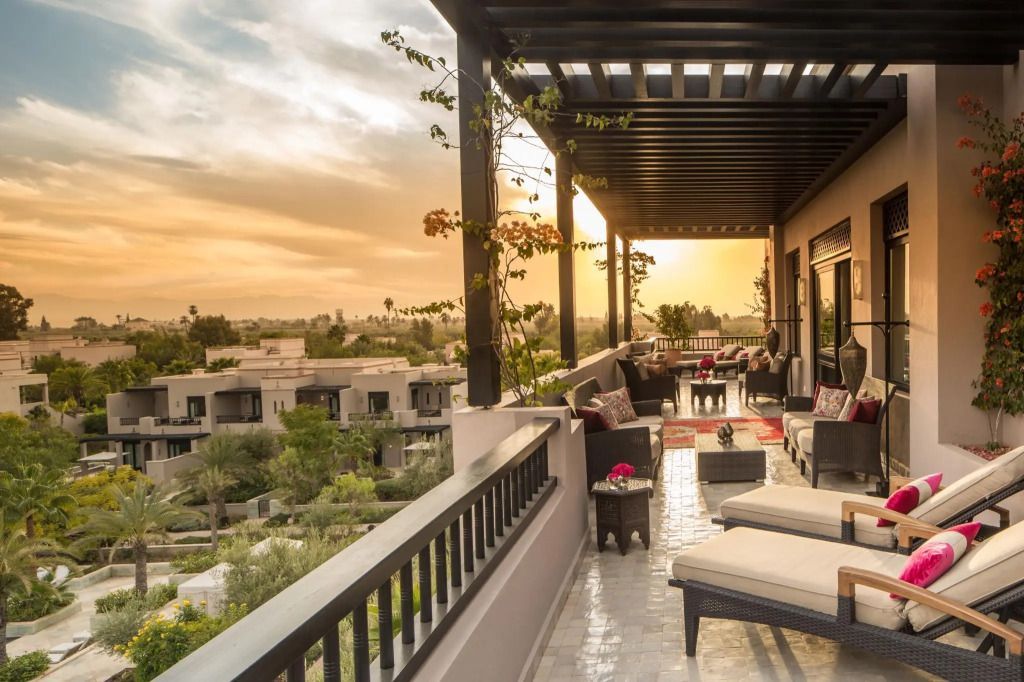 Möblierte Terrasse mit atemberaubendem Blick auf den Sonnenuntergang.