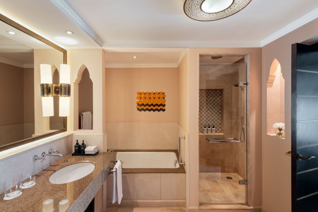 Luxuriöses Badezimmer mit begehbarer Dusche und großer Badewanne