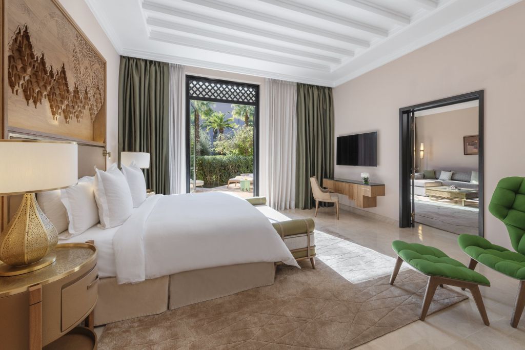 Elegantes Schlafzimmer mit Doppelbett und Gartenblick im Four Seasons Resort Marrakech
