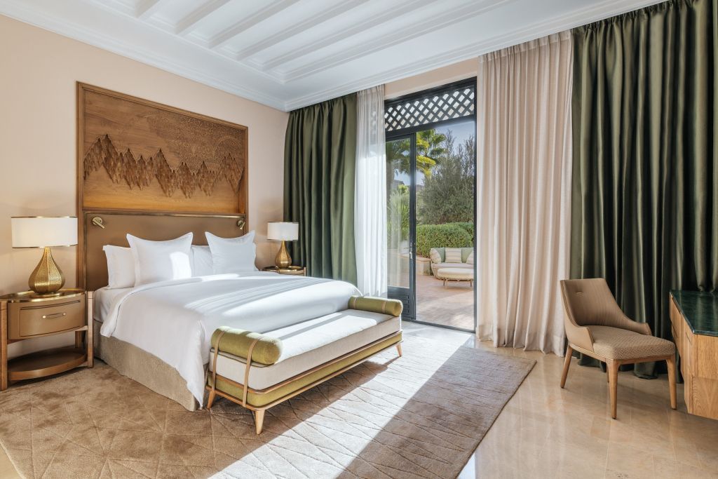 Schlafzimmer mit modernem Design und Zugang zur Terrasse im Four Seasons Resort Marrakech