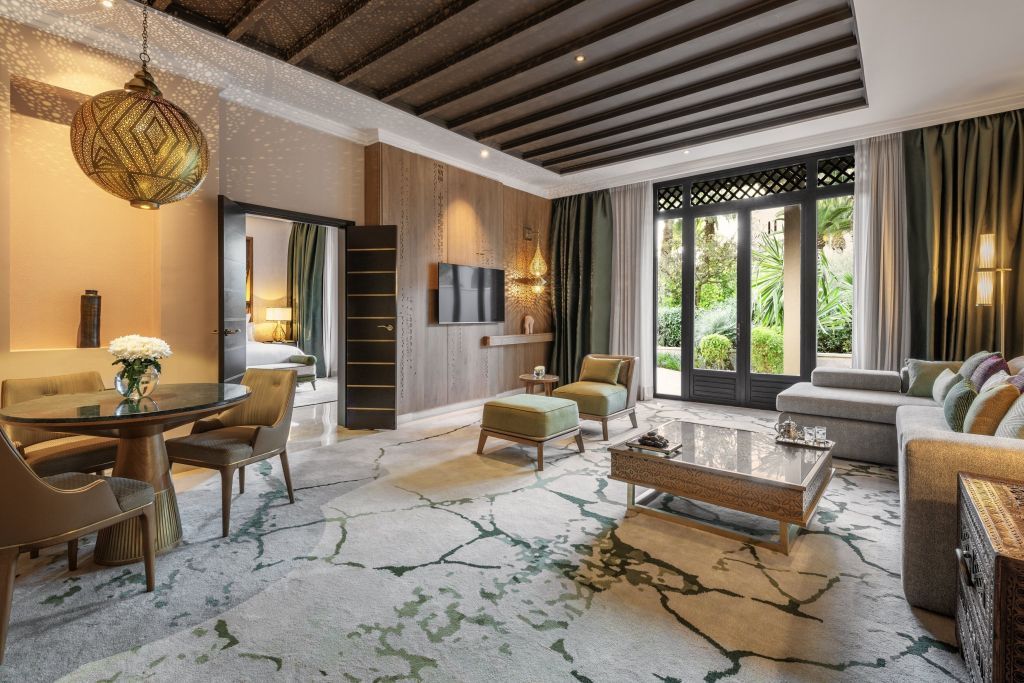 Geräumiger Wohnbereich mit stilvollem Interieur und Gartenblick im Hotelzimmer