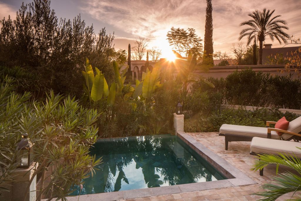 Privater Pool im Garten mit Sonnenuntergang im Hintergrund im Four Seasons Resort Marrakech