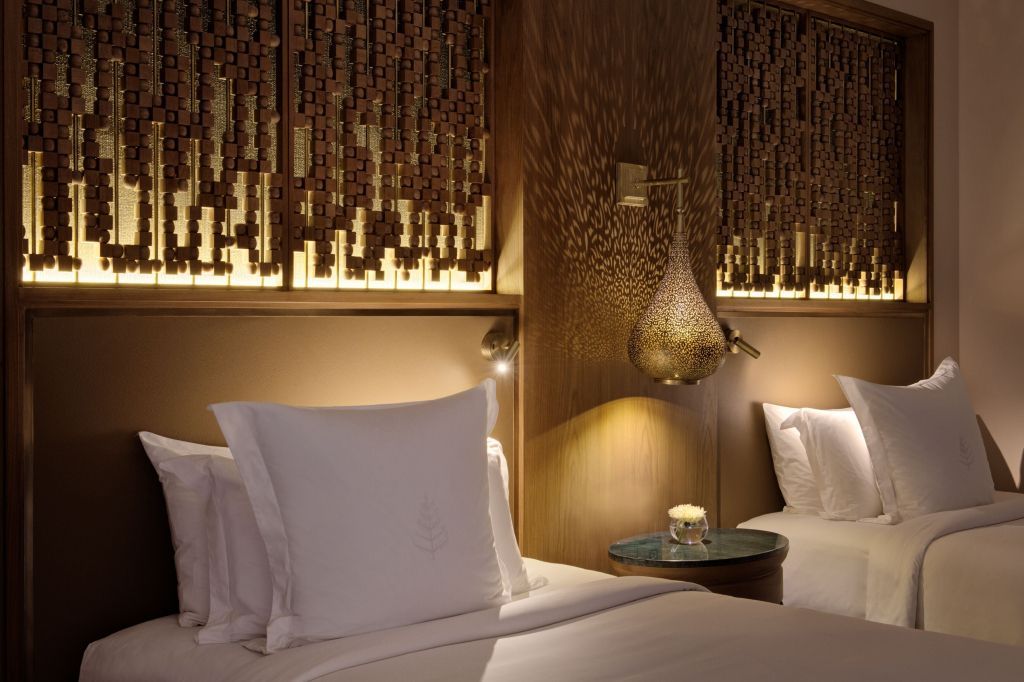 Detailansicht von Betten mit edlen Akzenten im Vier Jahreszeiten Resort Marrakech.