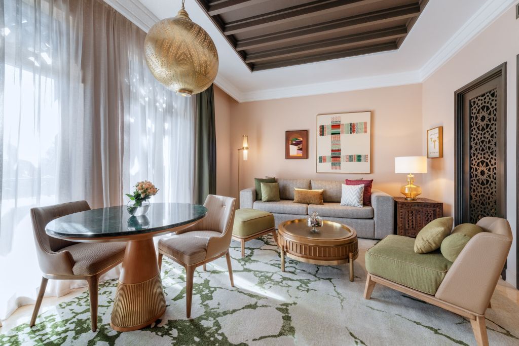 Geschmackvoll eingerichtetes Wohnzimmer mit Designer-Möbeln.