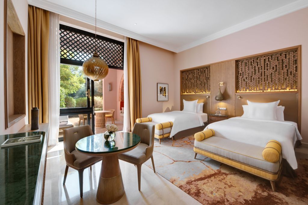 Helles Doppelzimmer mit zwei Einzelbetten und Gartenblick im Four Seasons Resort Marrakech