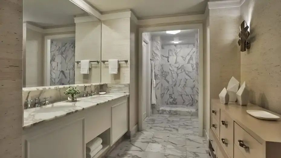 Luxuriöses Badezimmer mit Marmordetails und großer Dusche