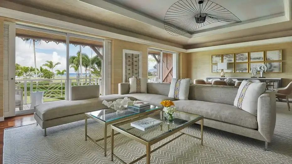 Moderne Suite mit stilvollem Wohnzimmer und Panoramafenstern