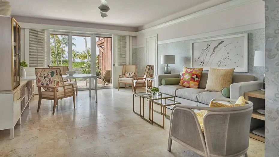 Helles Wohnzimmer mit stilvollen Möbeln und Zugang zur Terrasse im Four Seasons Resort Nevis