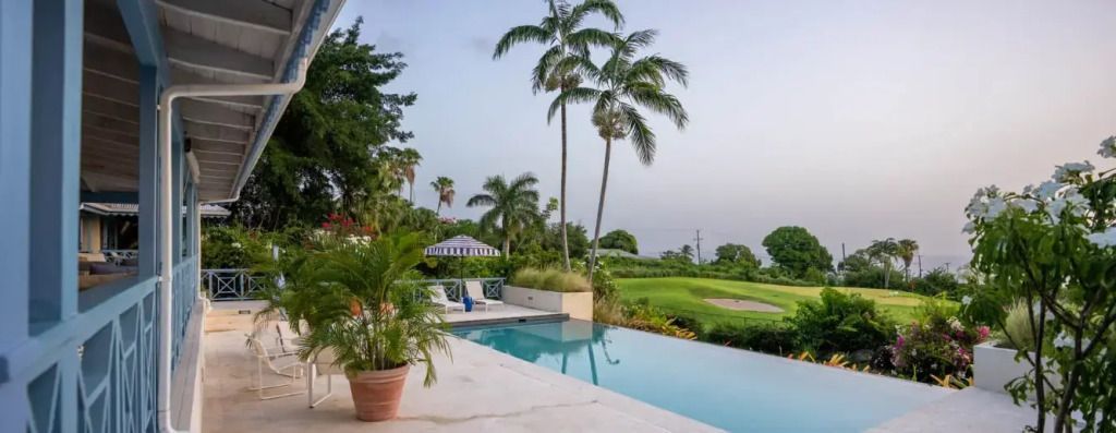 Infinity-Pool mit Blick auf Palmen und Golfplatz