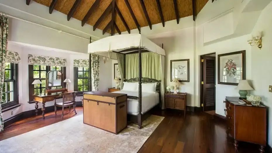 Elegantes Schlafzimmer mit Himmelbett und Holzbalkendecke im Four Seasons Resort Nevis