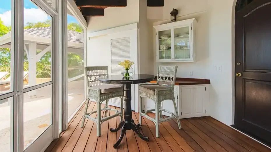 Gemütlicher Balkon mit Tisch und Stühlen, helle Holzakzente