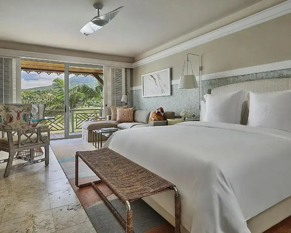 Elegantes Doppelzimmer mit Balkon und Blick auf den Nevis Peak