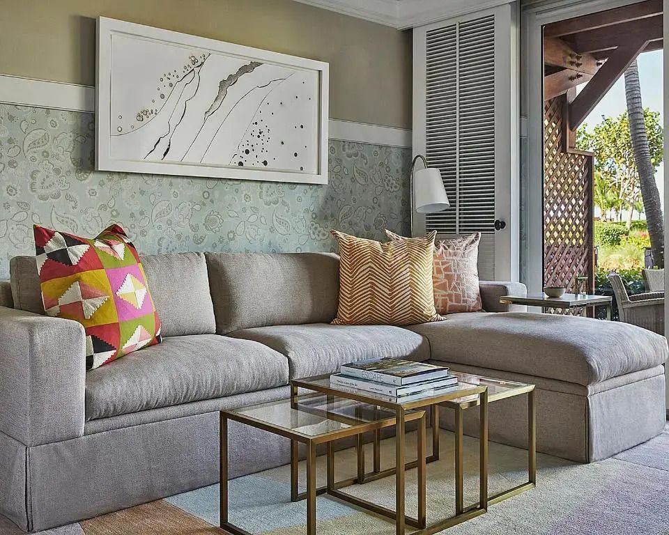 Komfortable Sitzecke mit Sofa und dekorativen Kissen im Ocean-Side Zimmer.