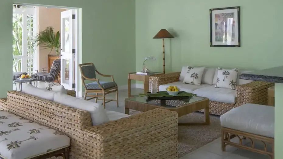 Wohnbereich mit Rattansesseln und einem Couchtisch in der Palm Grove Residence.