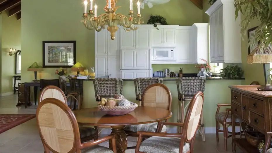Elegante Küche in einer Villa mit weißen Schränken und stilvollen Sitzmöglichkeiten.