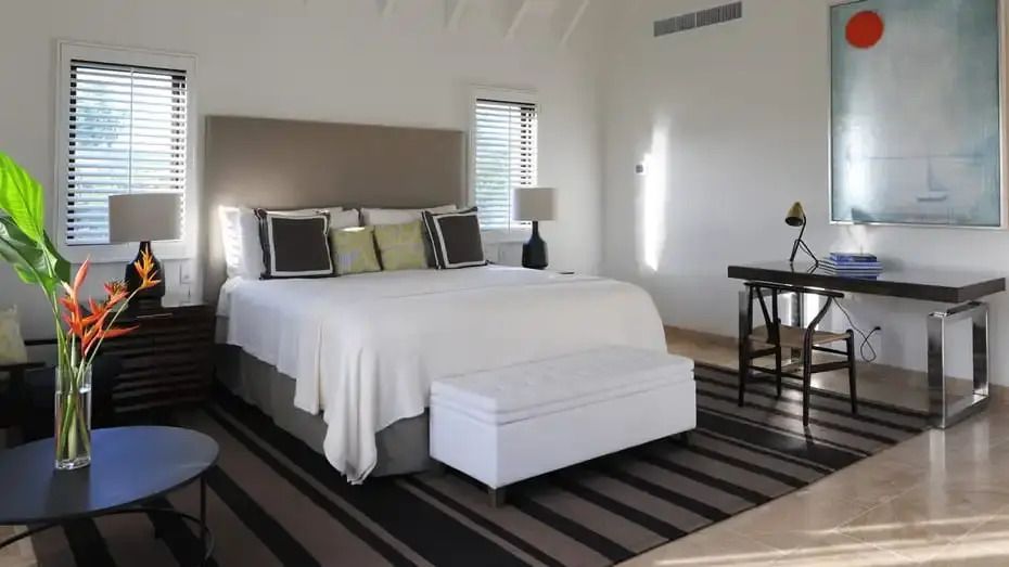 Geräumiges Schlafzimmer mit großem Bett und modernem Design