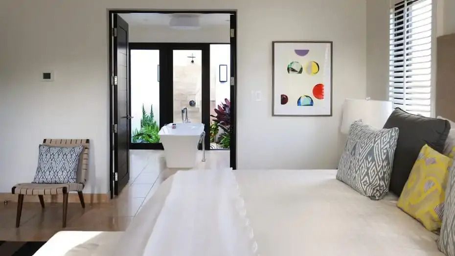 Modernes Schlafzimmer mit Blick auf luxuriöses Badezimmer