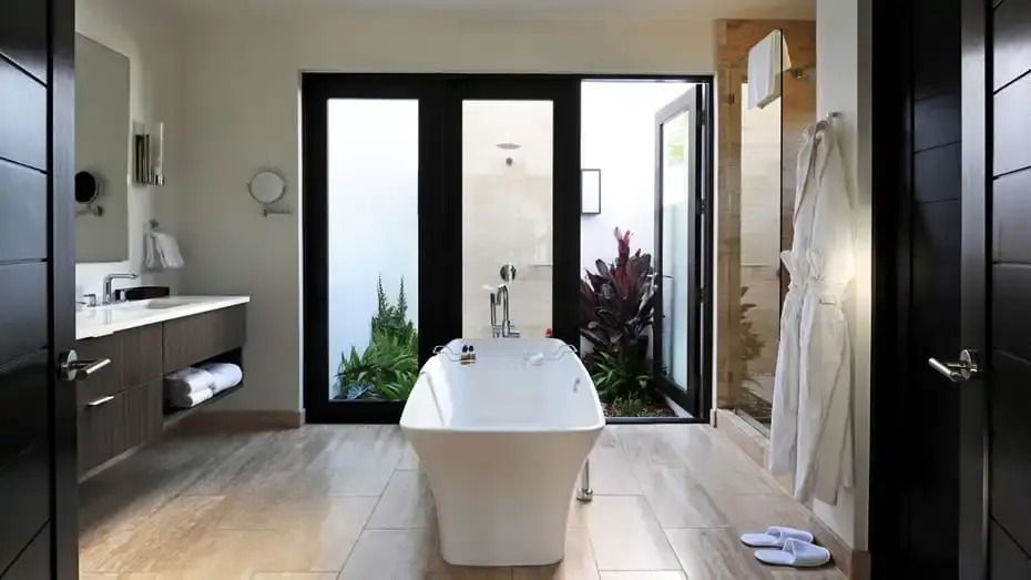 Luxuriöses Badezimmer mit freistehender Badewanne und Pflanzen