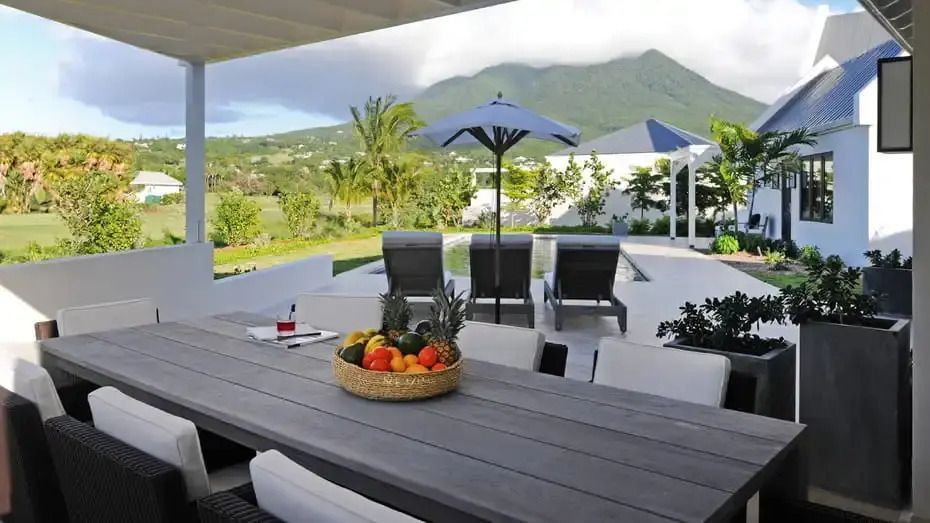 Terrasse mit Blick auf Pool und Berge im Hintergrund