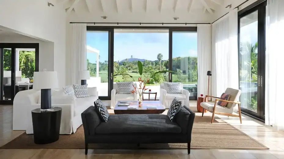 Helle und geräumige Lounge mit Blick auf die Natur