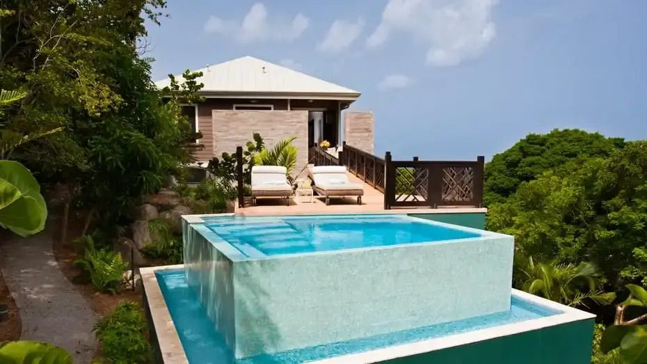 Infinity-Pool mit Blick auf das Resort und die umliegende Landschaft