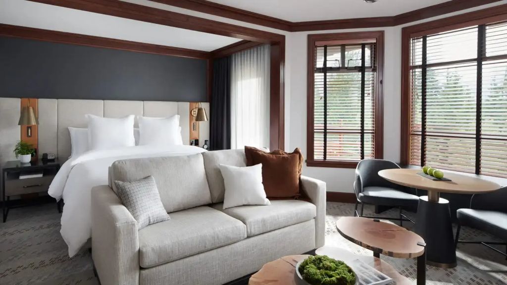 Elegantes Deluxe Doppelzimmer mit gemütlichem Sofa und großem Fenster