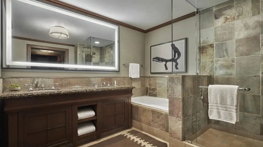 Luxuriöses Badezimmer mit Marmor-Oberfläche und großer Badewanne