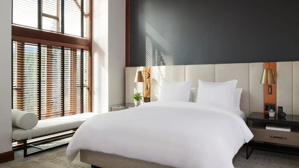Gemütliche Suite mit großem Doppelbett und modernen Fensterläden