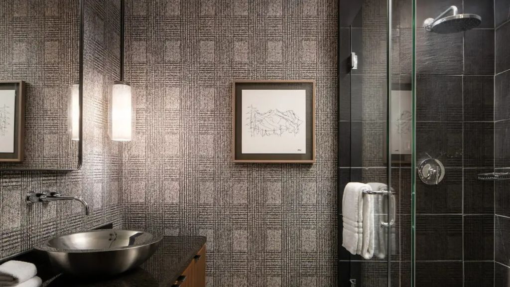 Badezimmer mit eleganter Tapete und Kunstwerk an der Wand