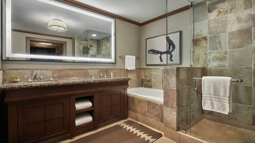 Luxuriöses Badezimmer mit moderner Ausstattung und Glaskabine